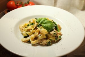 Tagliatelle mit Lachs und Spinat