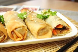 Vegetarische Frühlingsrollen mit Gemüse