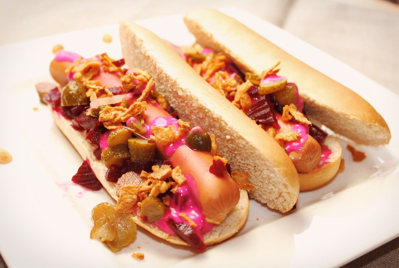 Vegetarische Hotdogs mit Rotebeete-Mayo