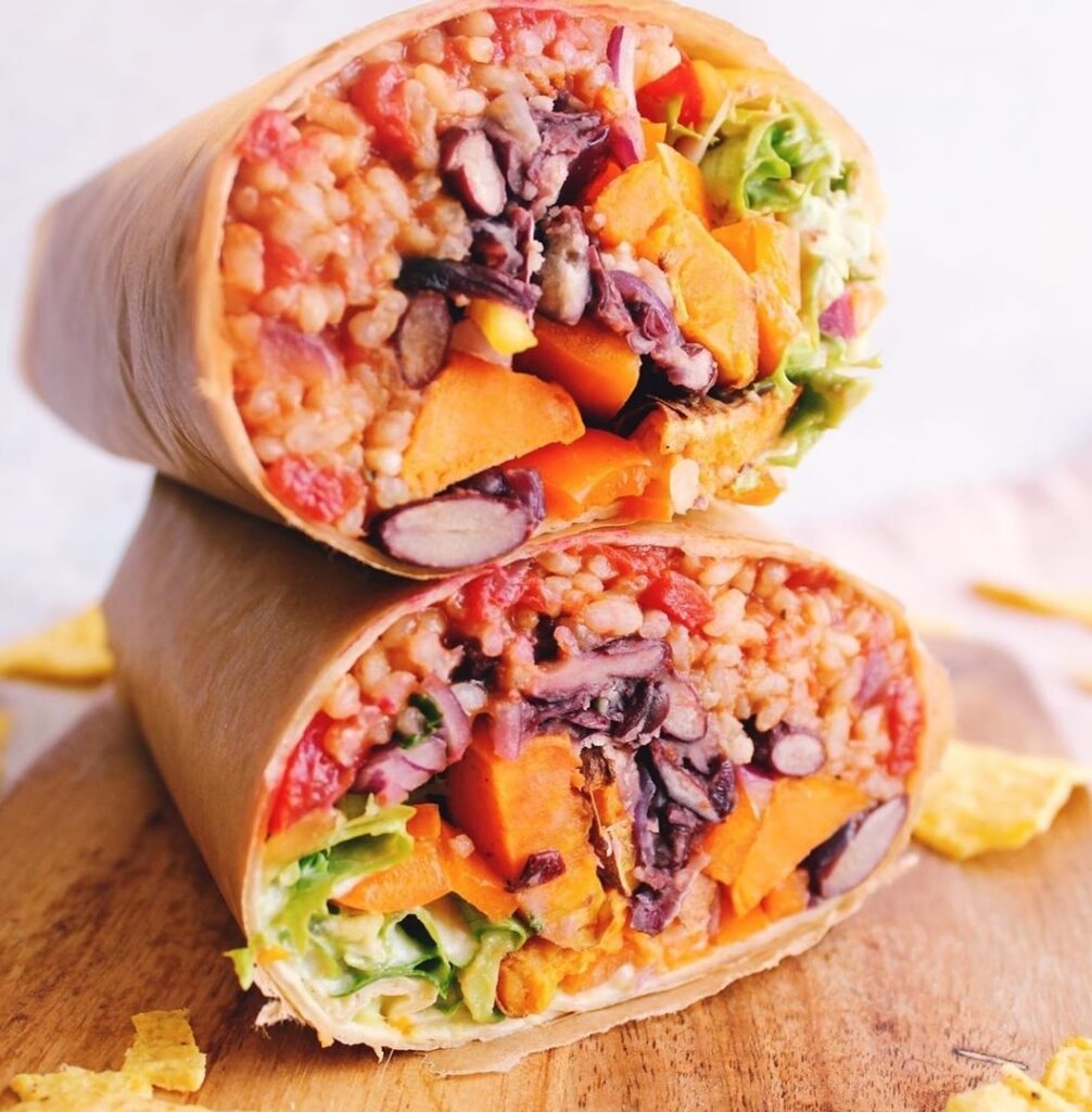 Vegetarischer Burrito mit Süßkartoffeln und Guacamole