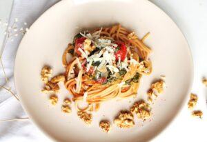 Onepot Pasta mit Sahne, Spinat und Tomaten