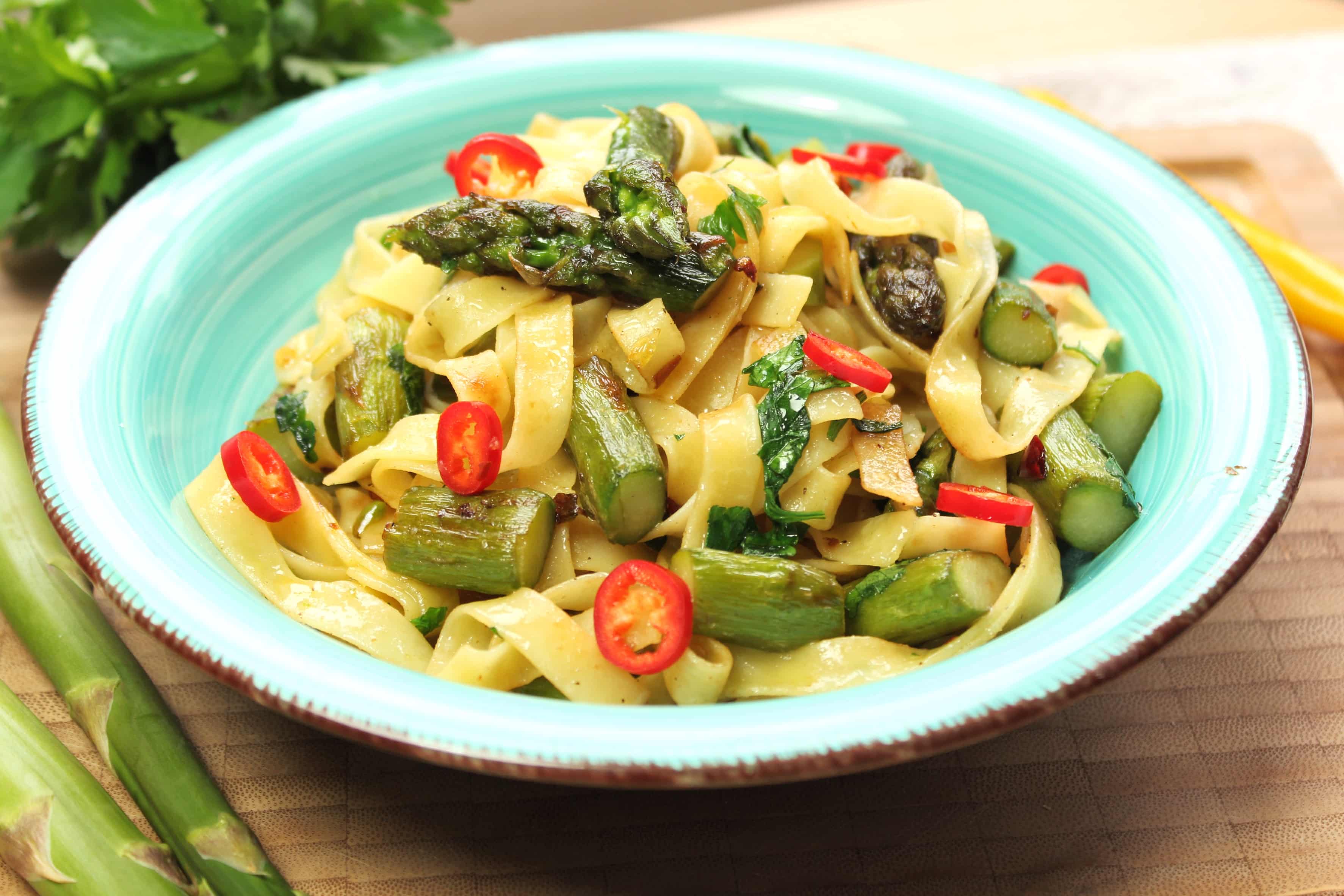 Pasta mit Spargel all Olio mit Chili und Knoblauch