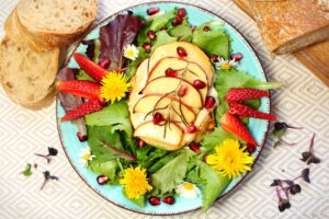 Gratinierter Ziegenkäse mit Apfel und butem Frühlinssalat