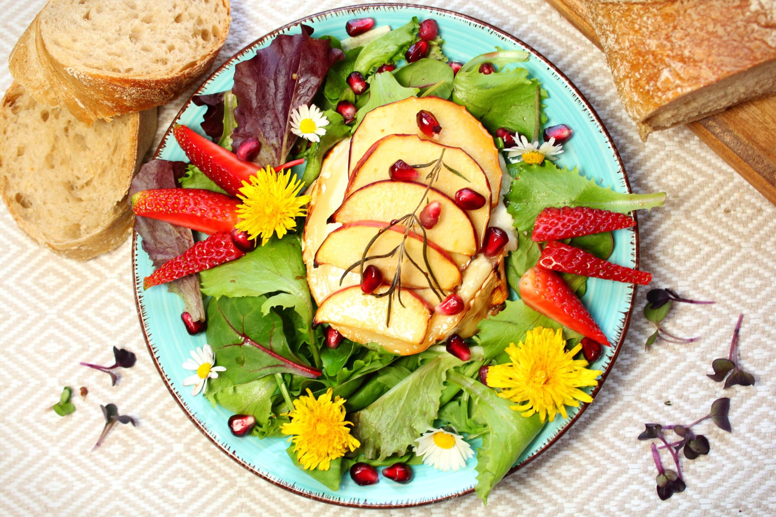 Gratinierter Ziegenkäse mit Apfel und butem Frühlinssalat