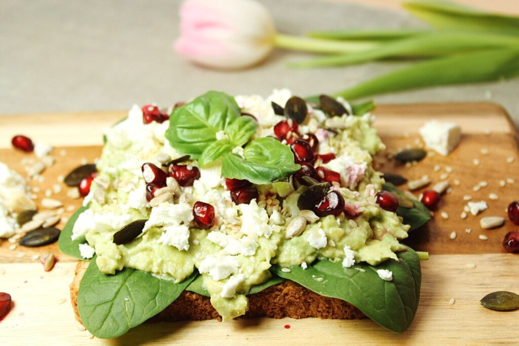 Avocado Toast mit Grantapfel