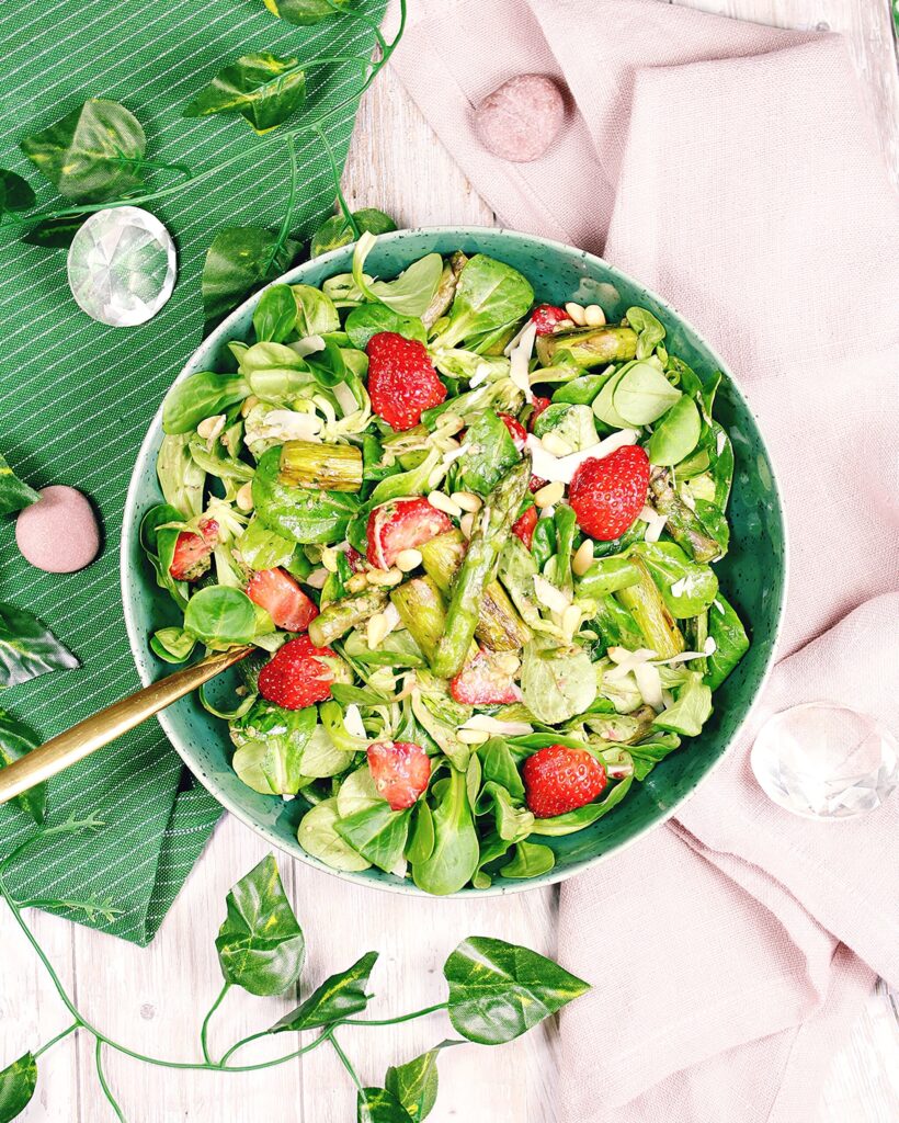 Feldsalat mit grünem Spargel und Erdbeeren