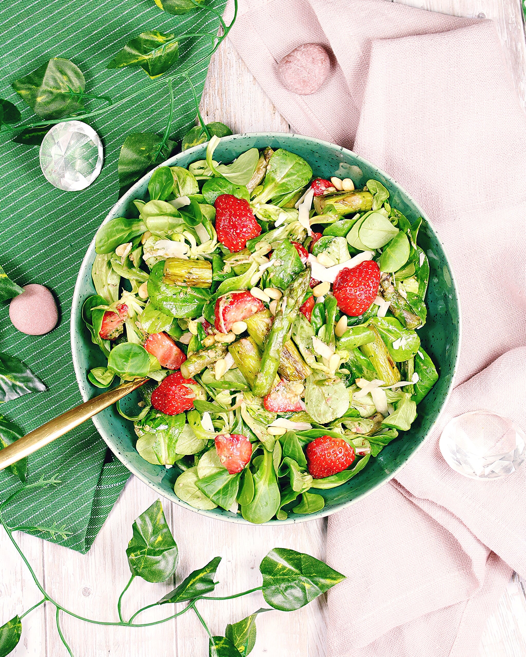 Feldsalat mit grünem Spargel und Erdbeeren