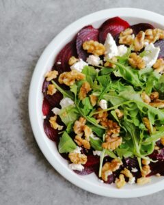 Rotebeete Carpaccio mit Walnüssen, Ziegenkäse und Rucola