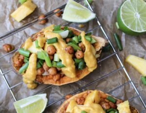 Gefüllte Süßkartoffel mit Kichererbsen und Frühlingszwiebeln