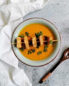 Kürbissuppe mit Käse-Sesam-Spieß