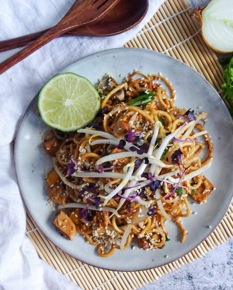 Asiatische Nudelpfanne mit Sprossen von genussdeslebens