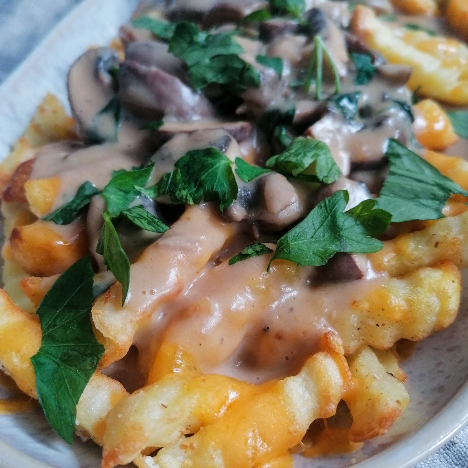 Kanadische Pommes mit Pilzrahm