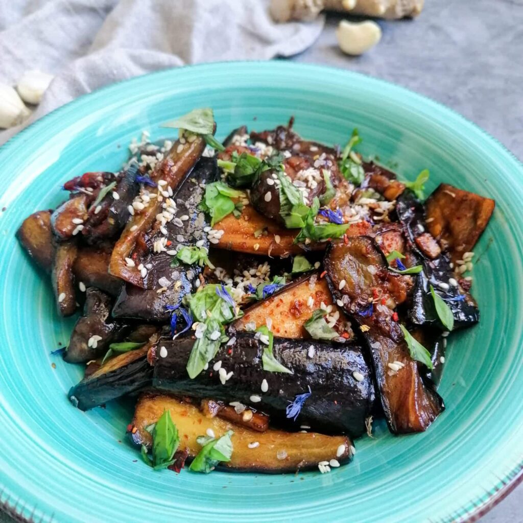 Asiatische gebratene Aubergine - würzig, scharf