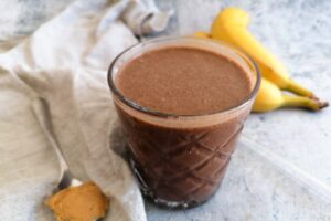 Gesunder Schoko Smoothie mit Banane und Erdnussbutter|