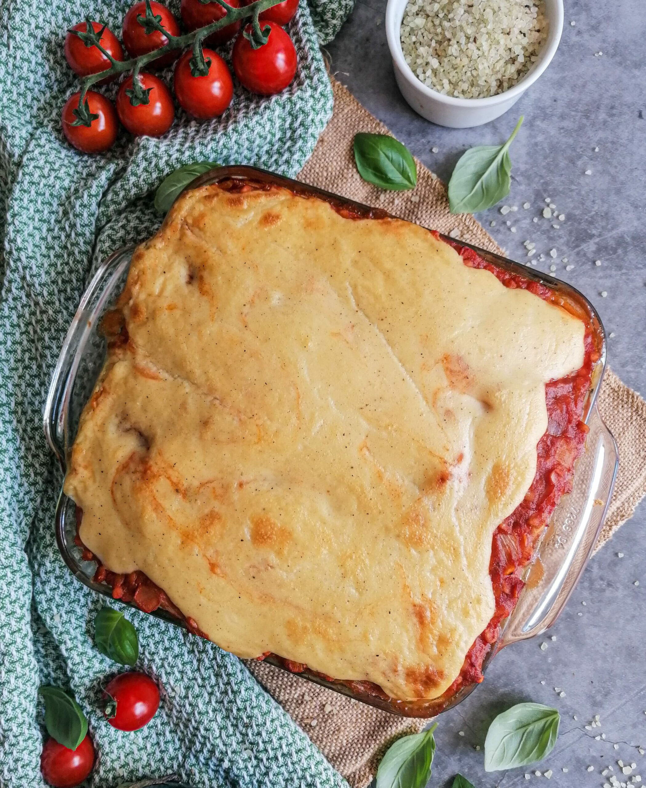 Vegetarische Moussaka mit Bechamel Soße||Zusehen ist eine vegetarische Moussaka mit roten Linsen