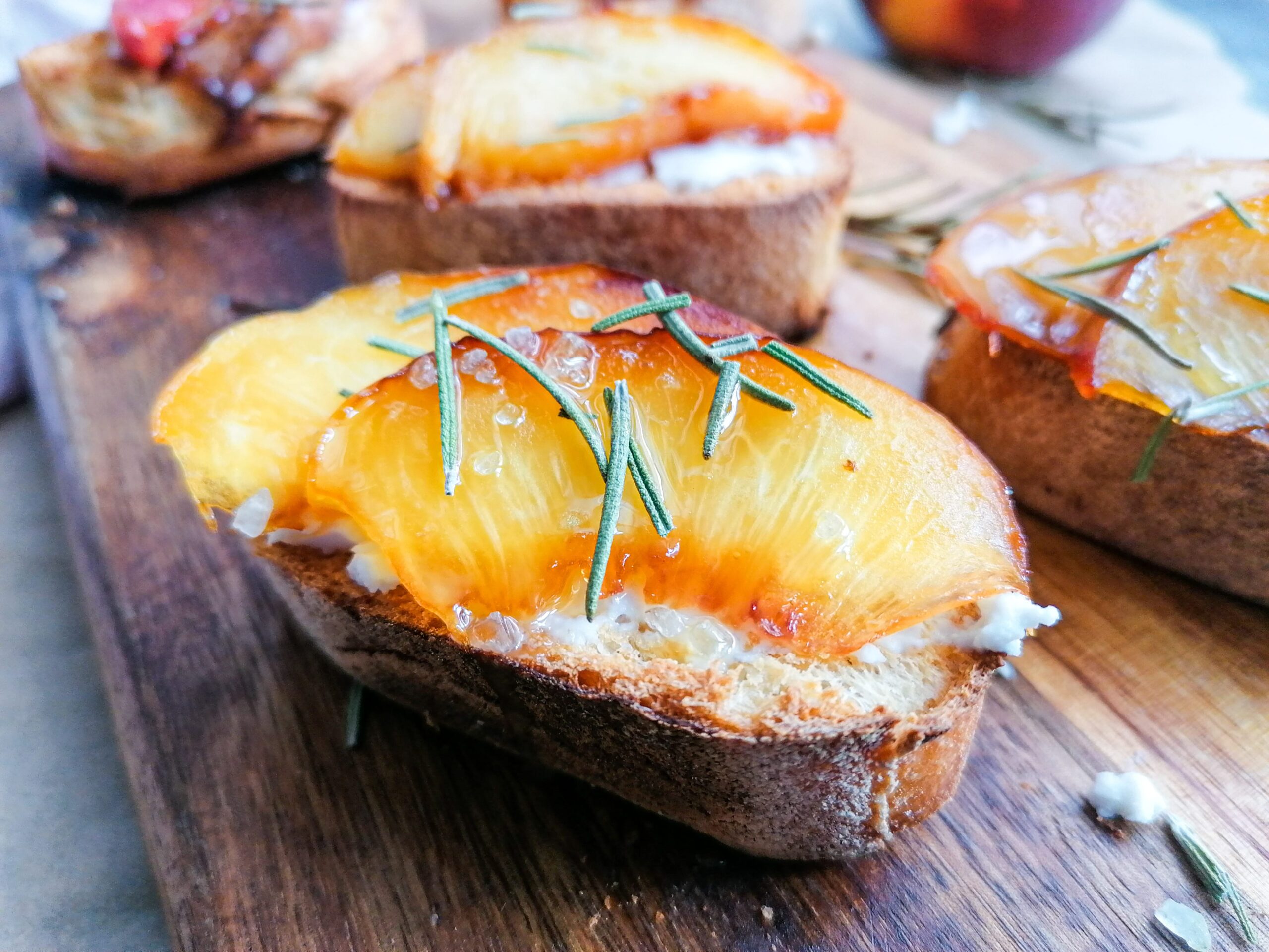 Crostini mit Ziegenfrischkäse und Pfirsich