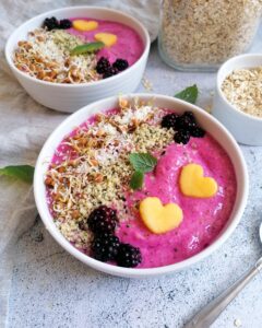 Pink Pittaya Smoothie Bowl mit Sprossen