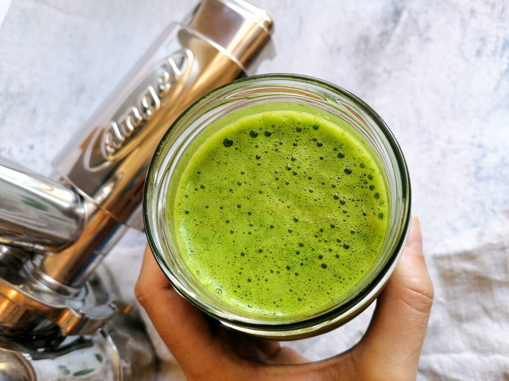 Grüner Saft aus Spinat aus dem Angel Juicer