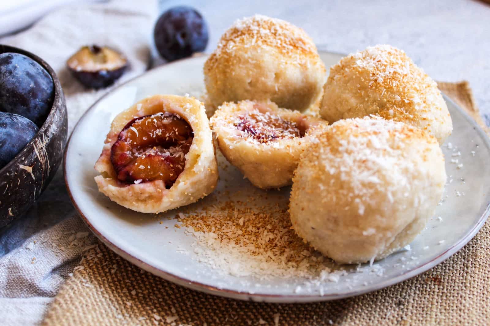 Zwetschgen Knödel mit Soja Quark und Kokosmehl|||