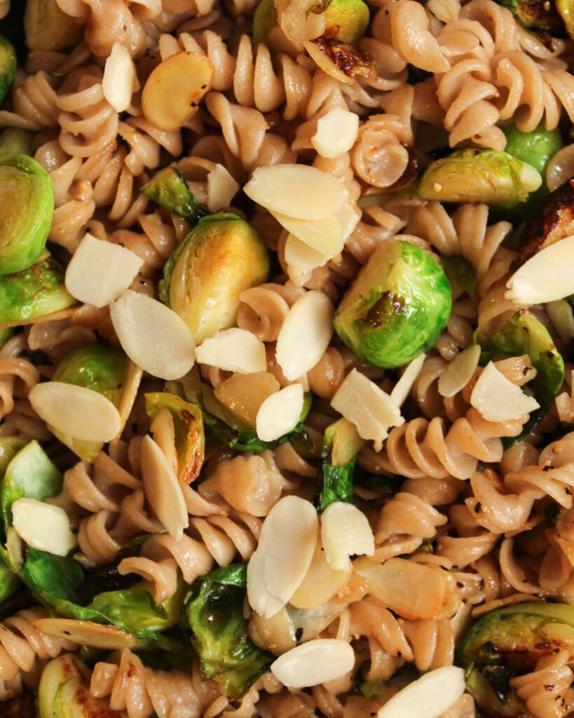Pasta mit Rosenkohl und Mandelsplittern