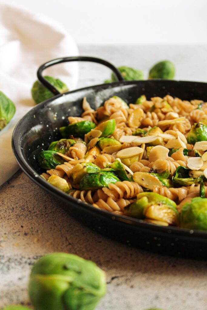 Pasta mit Rosenkohl und Mandelsplittern