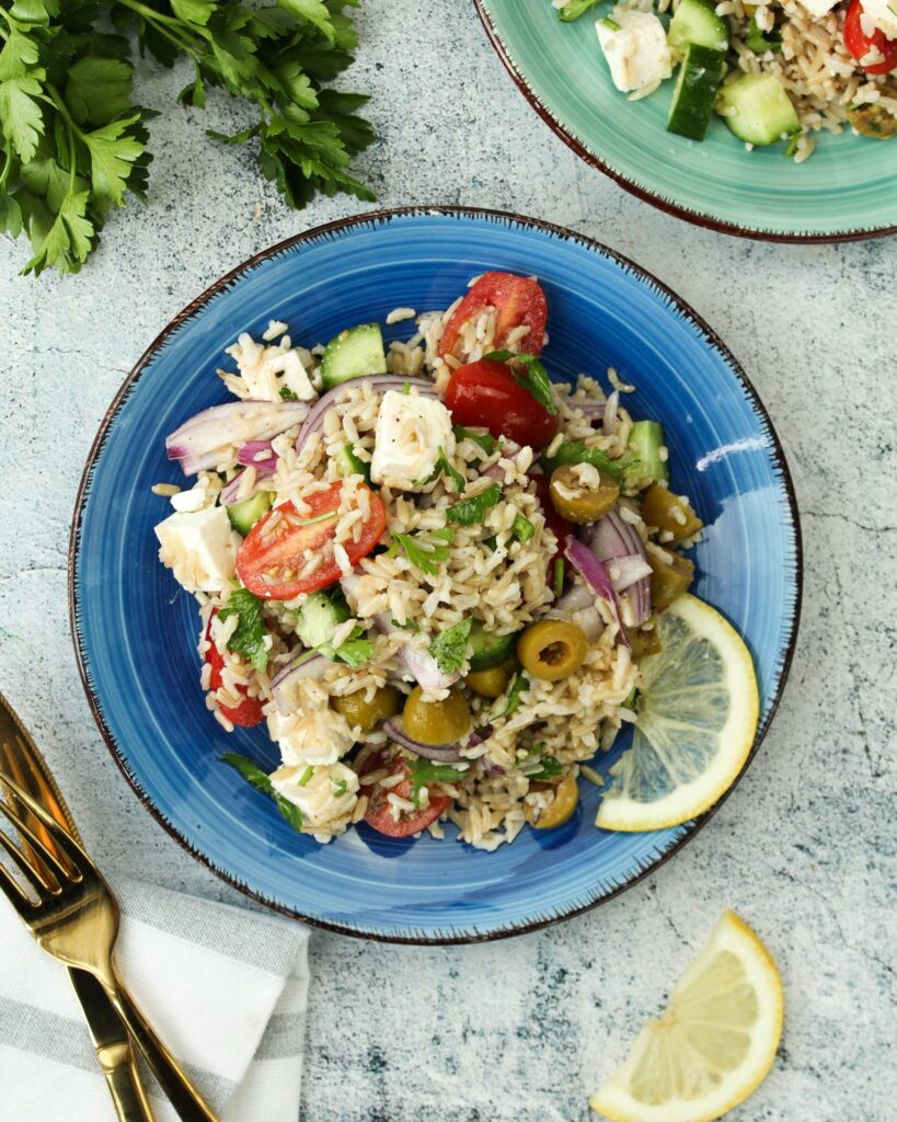vegetarischer Reissalat mit Tomaten und Oliven