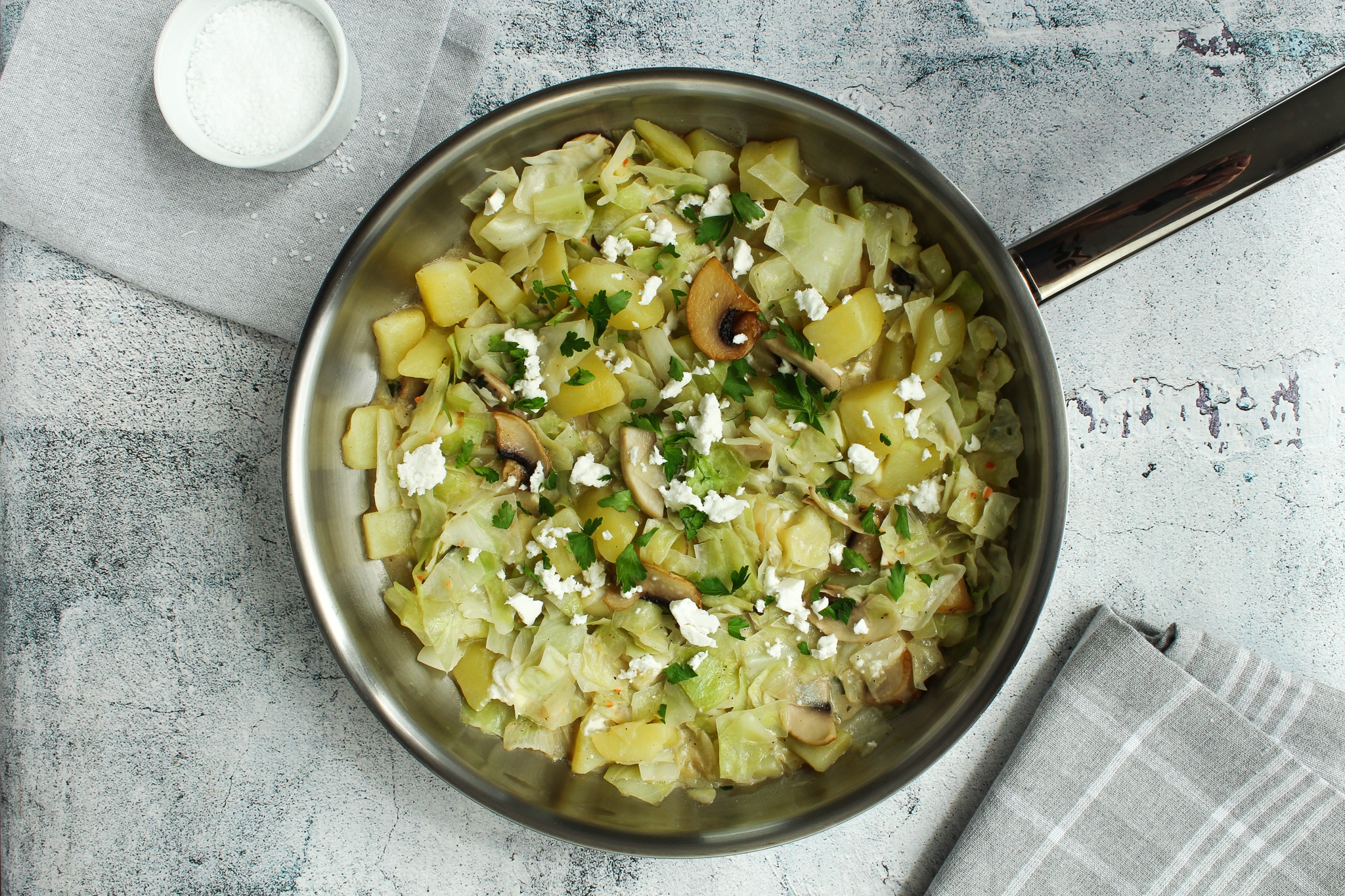 Spitzkohlpfanne mit Feta