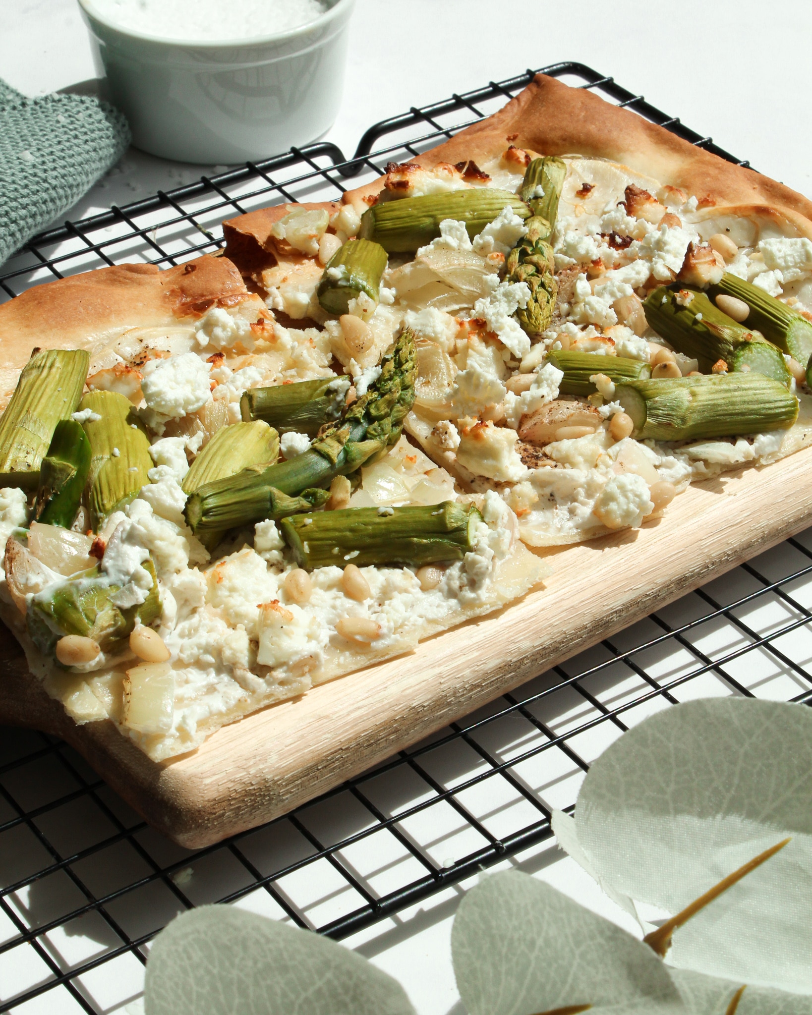 Flammkuchen mit grünem Spargel und Ziegenkäse