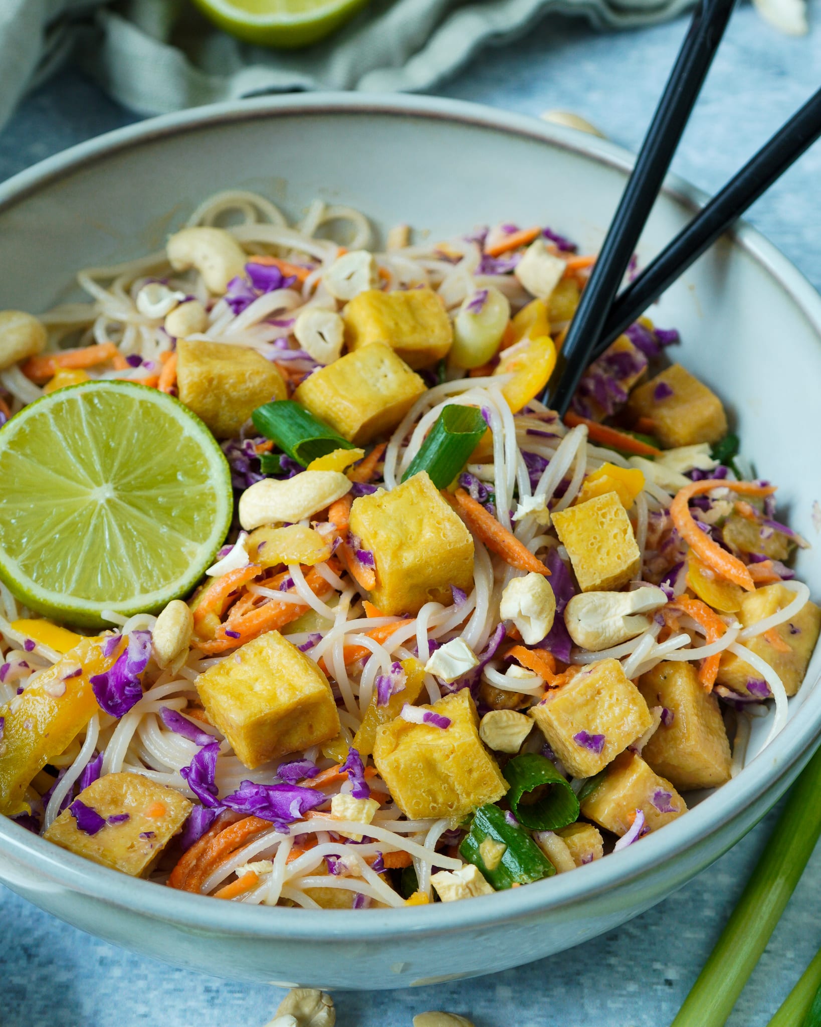 |Glasnudelsalat mit Rotkraut|Veganer Glasnudelsalat mit Erdnussdressing|veganer Glasnudelsalat mit Erdnusssauce|||