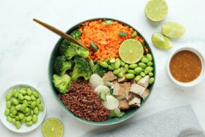 asiatische bowl mit tofu und erdnussdressing|Asiatische Bowl mit Tofu und Erdnuss Dressing