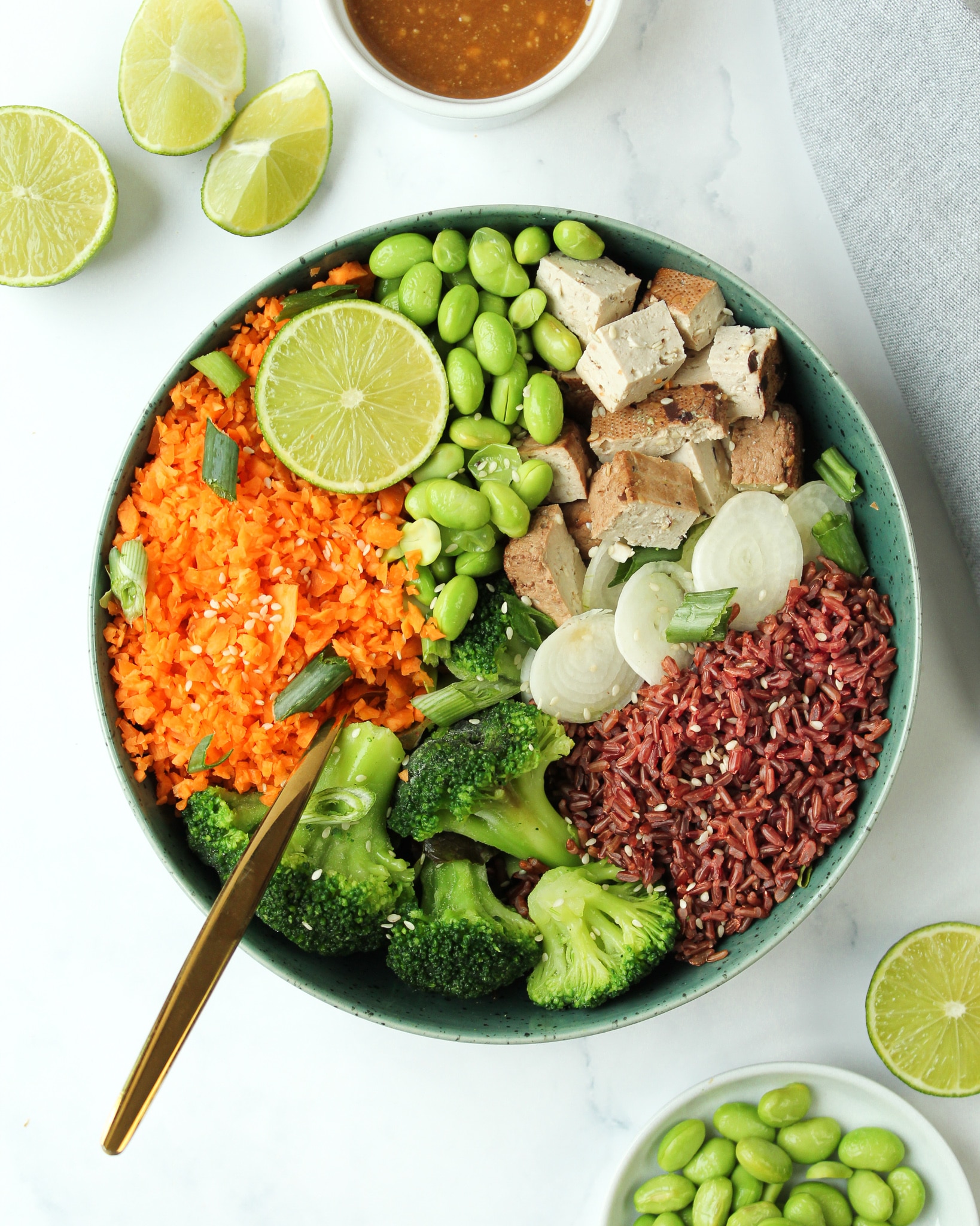 Asiatische Bowl mit Tofu und Erdnuss Dressing