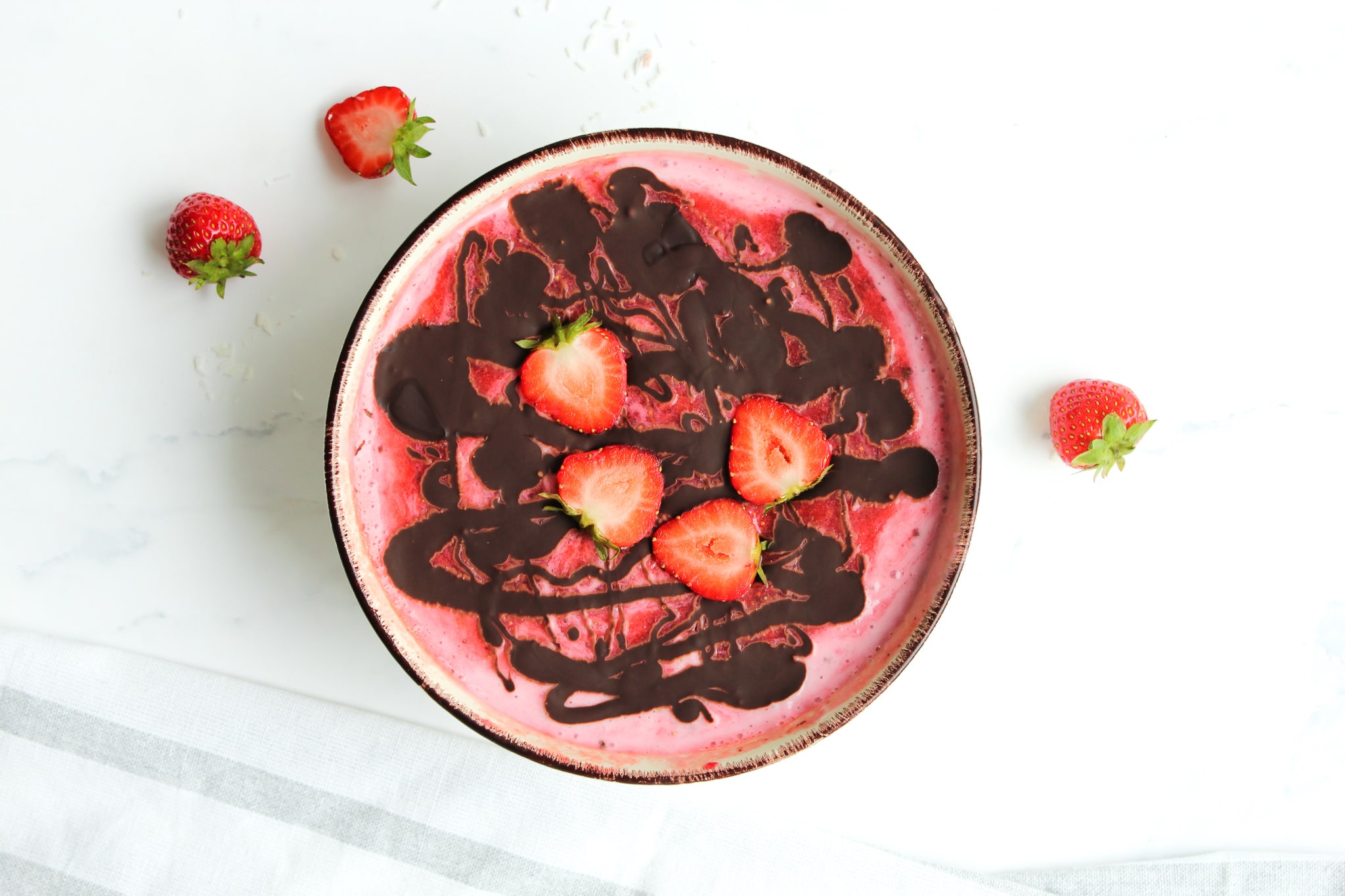 gesunder Nachtisch mit Erdbeeren