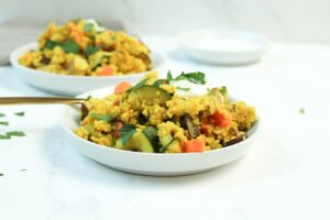 Hier ist eine vegetarische Gemüse-Hirse-Pfanne zu sehen