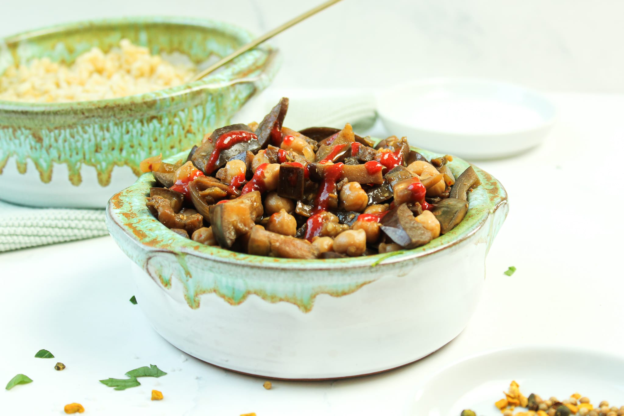 Hier ist eine vegetarische Auberginepfanne mit Kichererbsen zu sehen