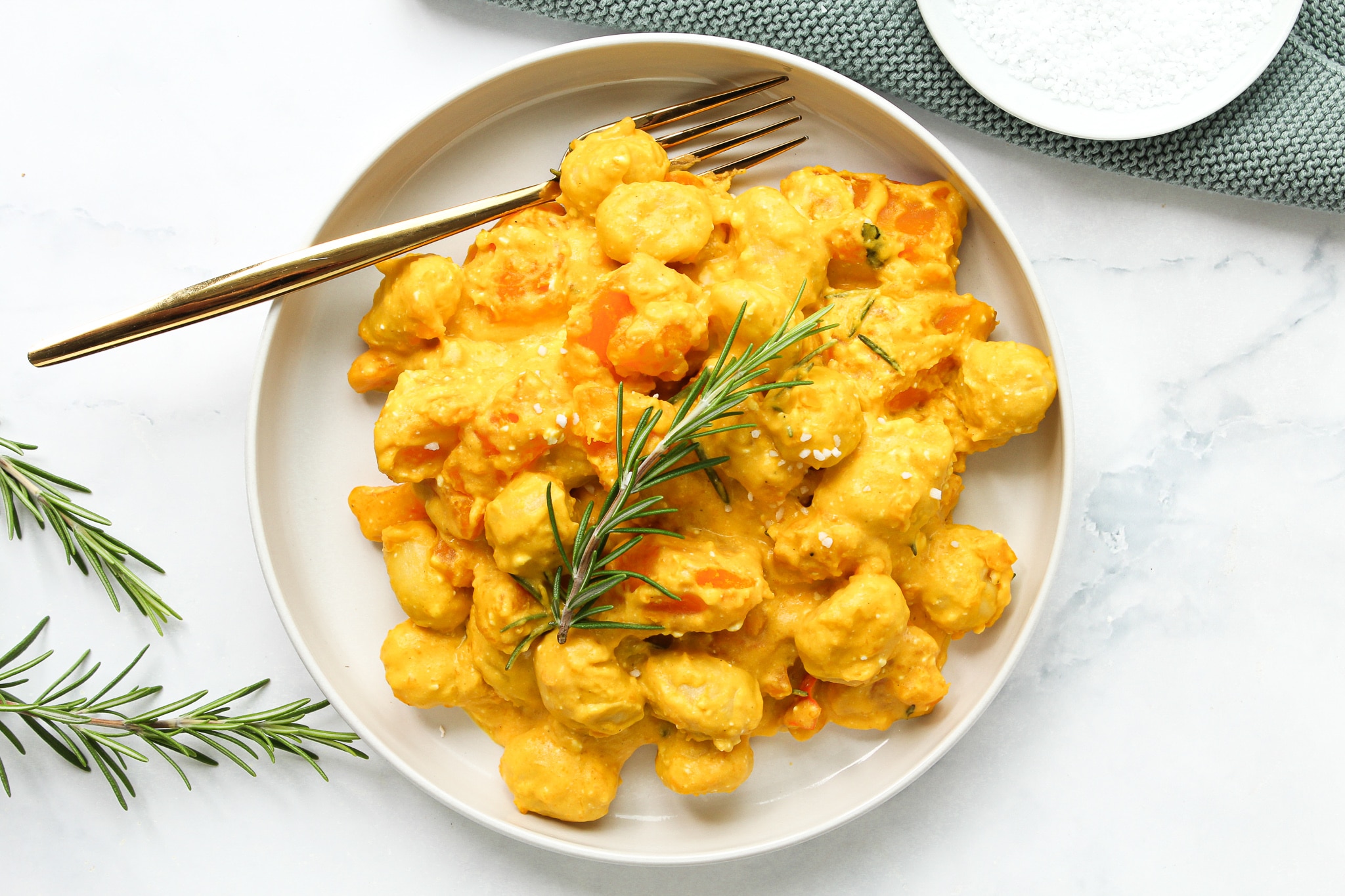 Auf dem Bild sind Gnocchi mit Feta und Kürbis zu sehen|Hier sind Gnocchi mit frischem Feta und Kürbis zu sehen|Zusehen sind Gnocchi mit leckerem Feta und Kürbis