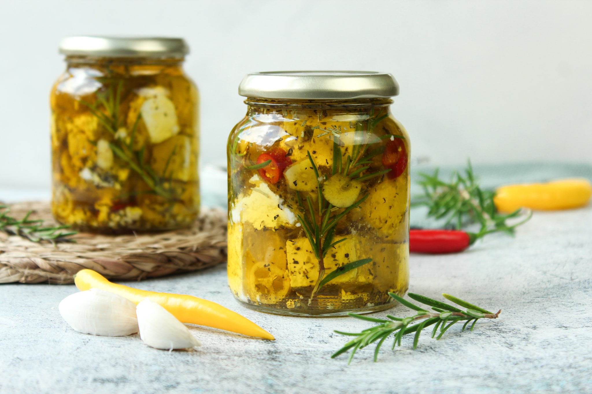 Zusehen ist ein selbstgemachter eingelegter Feta in Olivenöl