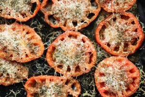 Hier sind Fleischtomaten mit Parmesan aus dem Ofen zusehen|Zusehen sind Fleischtomaten mit Parmesan aus dem Ofen