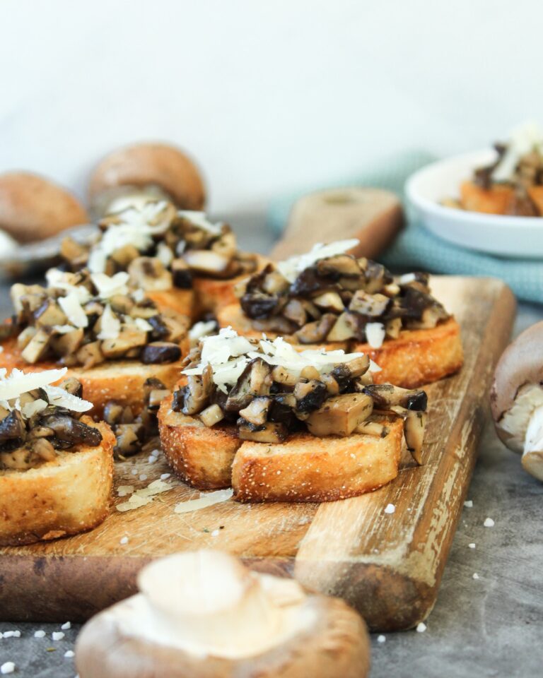 Hier sieht man Bruschetta mit Pilzen und Parmesan