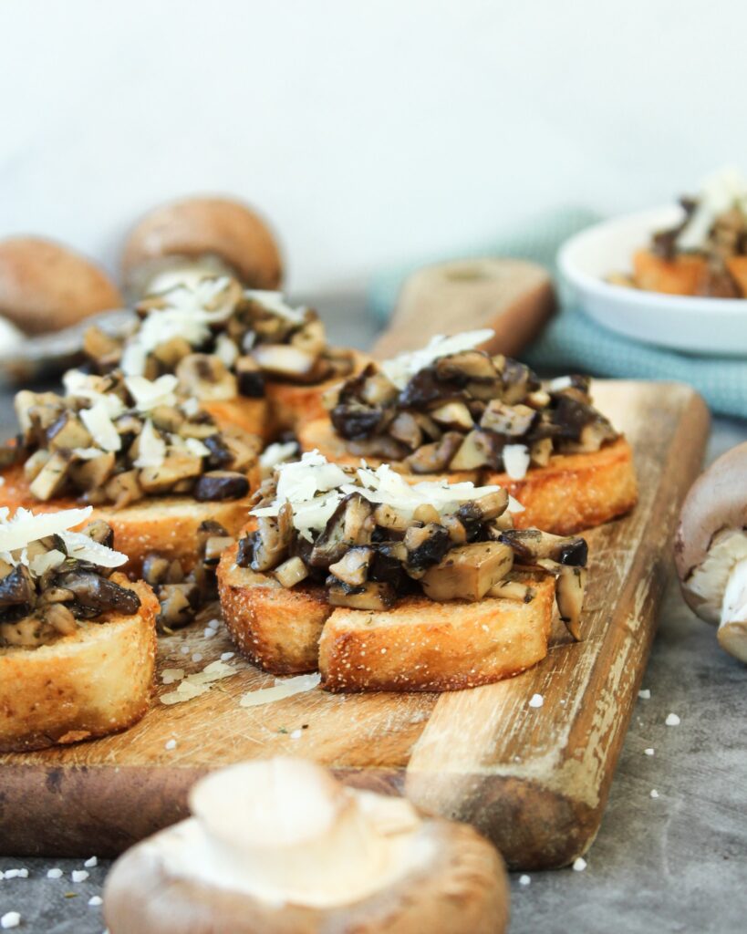 Hier sieht man Bruschetta mit Pilzen und Parmesan