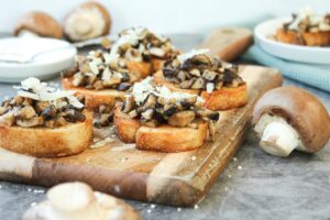 Zusehen sind Pilz Bruschetta mit Champignons und Shiitake