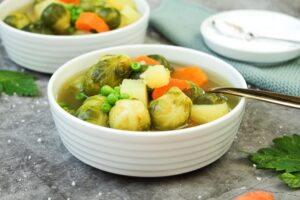 Zusehen ist ein Gemüseeintopf mit Rosenkohl und Kartoffeln