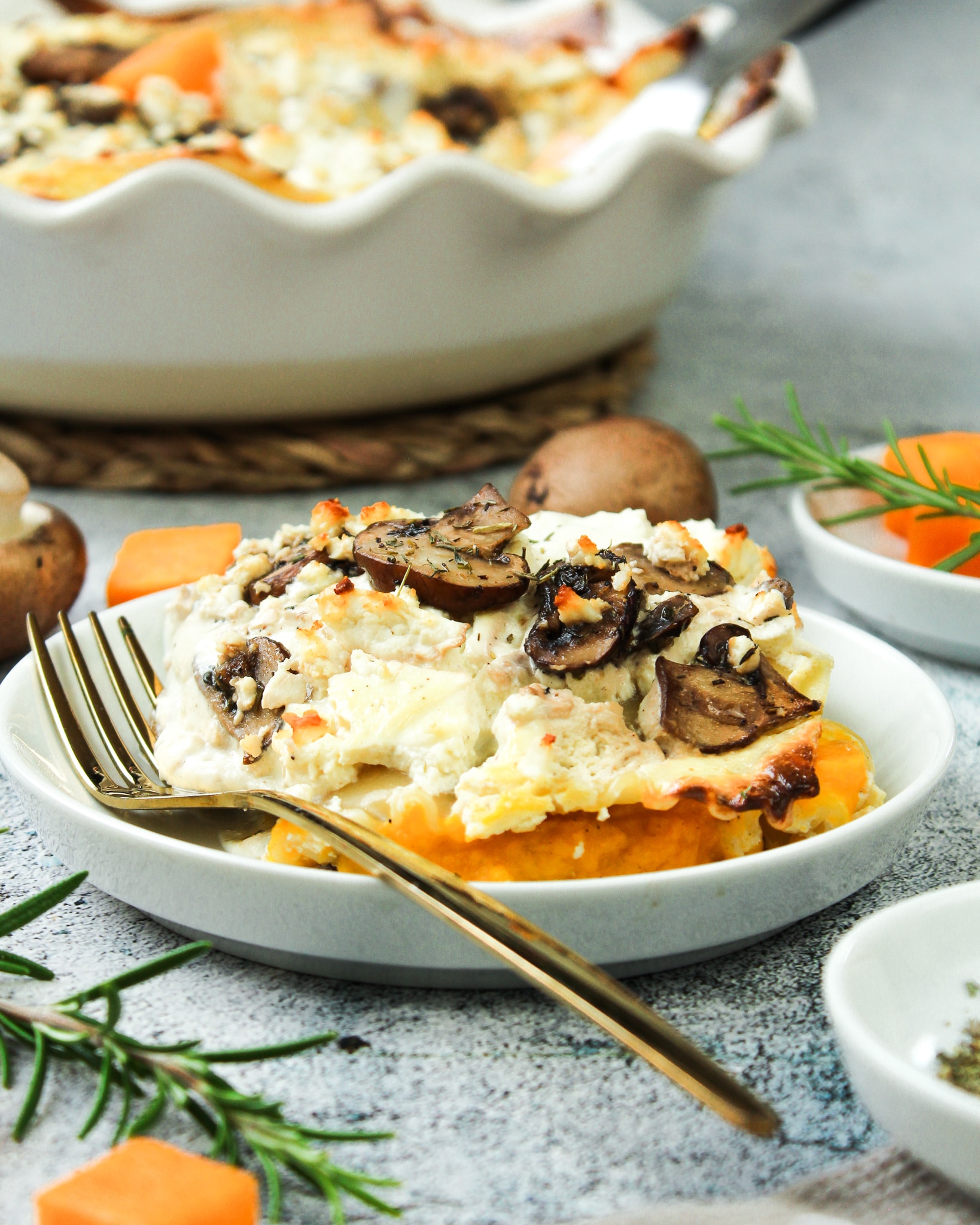 Zusehen ist eine vegetarische Lasagne mit Kürbis und Champignons|Hier kannst du eine Kürbis Lasagne vegetarisch mit Champignons sehen
