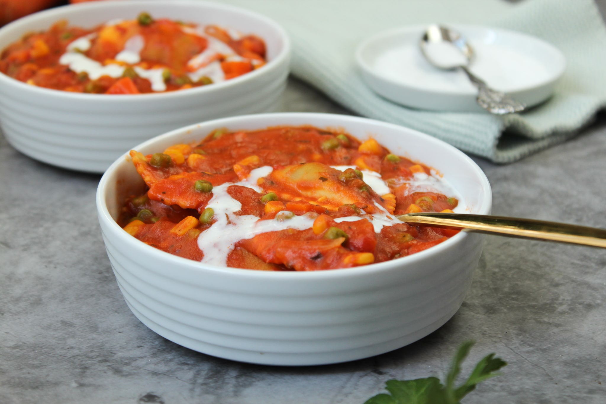 Zusehen sind Ravioli mit Tomatensoße
