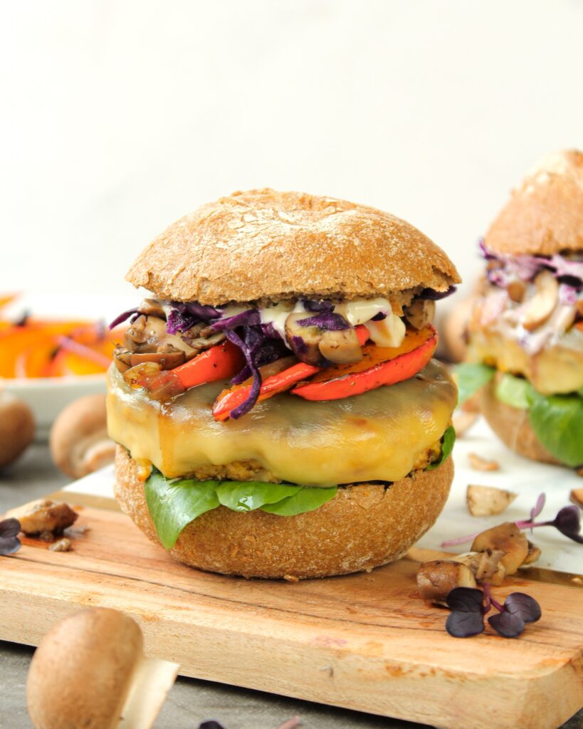 Vegetarischer Burger mit Tofu Bratling