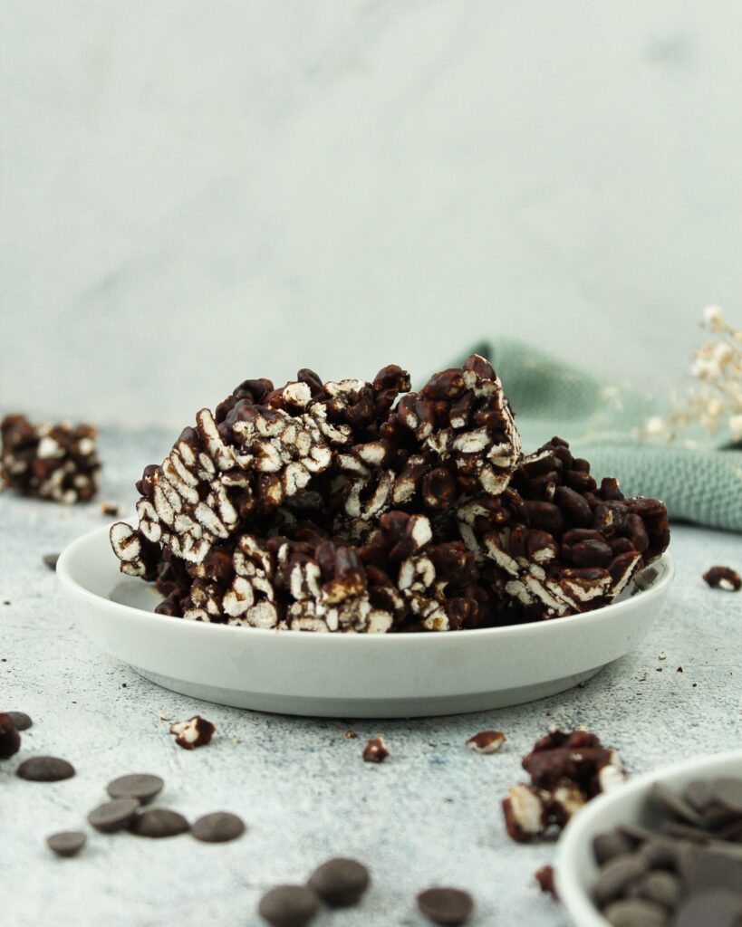 Auf dem Bild sieht man Schoko Dinkel Puffer auf einem weißen Teller