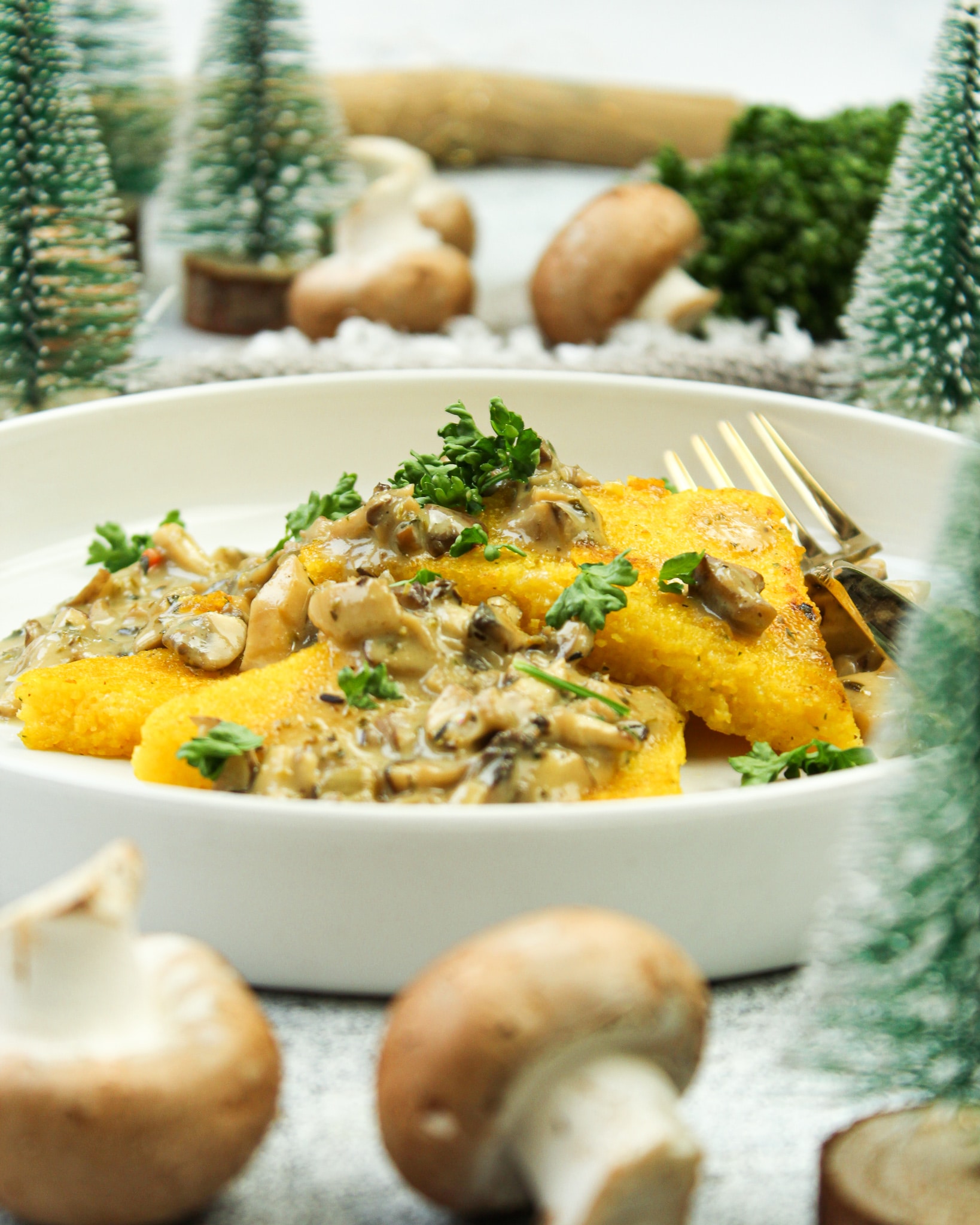 Polentaschnitten mit Pilzrahmsoße weihnachtlich dekoriert|Vegane Pilzrahm Soße|Polentaschnitten mit Pilzrahmsoße