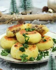 Weihnachtsessen: Gebraten Klöße gefüllt mit Maronen