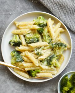 Auf dem Bild wird eine Pasta mit Brokkoli auf einem weißen Teller gezeigt|Gezeigt wird eine Quiche aus Spargel und Bärlauch|Zusehen ist ein Teller mit Brokkoli und Nudeln|Hier ist eine Brokkoli Pasta auf einem weißen Teller zusehen|Zusehen ist eine Waffel aus Kloßteig mit Avocado|Gezeigt wird eine Kartoffel Waffel aus dem Waffeleisen|Auf dem Bild ist ein großer Eiweißreicher Salat in einer Glasschüssel zusehen|Zusehen ist ein Salat mit Kichererbsen|Hier ist ein High Protein Salat mit Feta zusehen|Zusehen ist eine Zuckerfreie Praline mit Schokolade|Auf dem Bild sind Quiches mit Bärlauch auf einem Holzbrett zusehen|Gezeigt wird eine Mini Frühlings Quiche mit Bärlauch