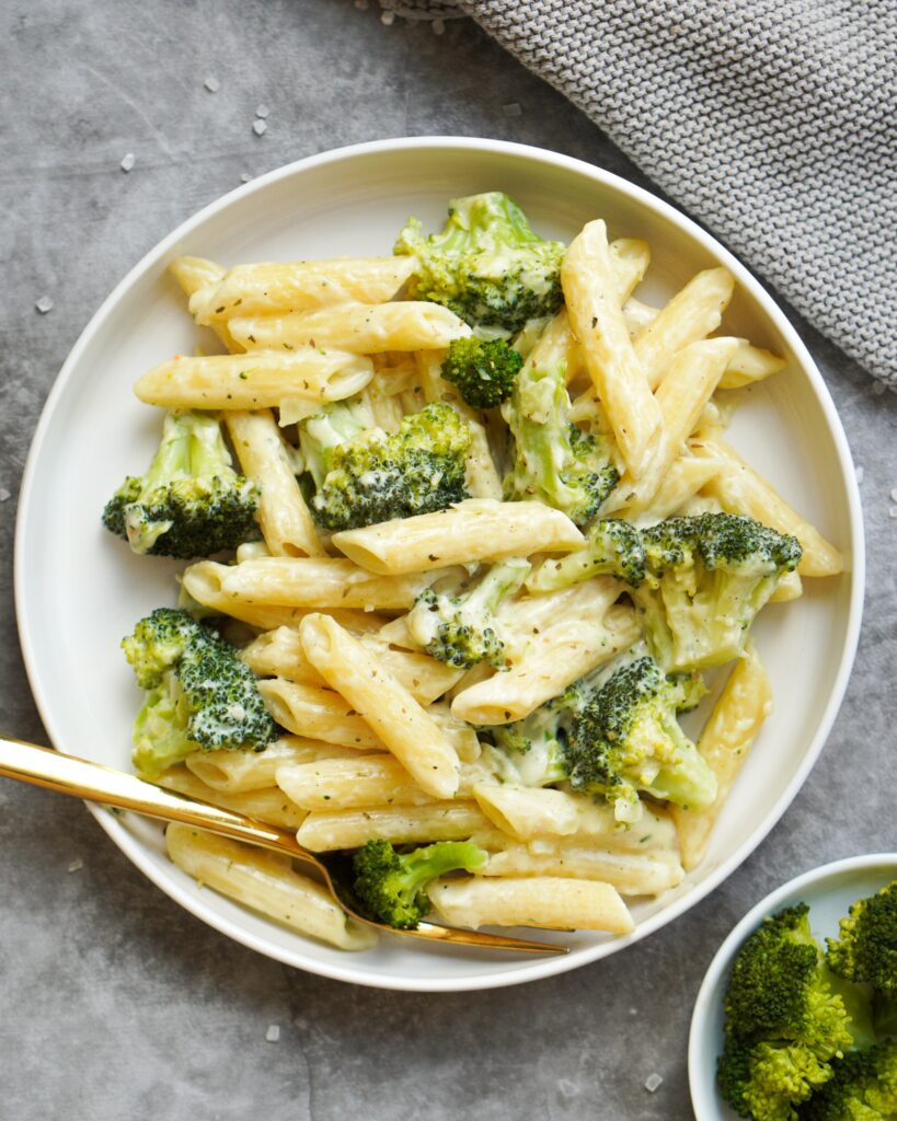 Auf dem Bild wird eine Pasta mit Brokkoli auf einem weißen Teller gezeigt 