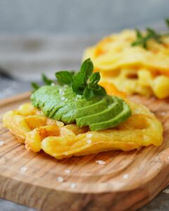Zusehen ist eine Waffel aus Kloßteig mit Avocado|Hier sind Kartoffelwaffeln aus fertigem Kloßteig zusehen